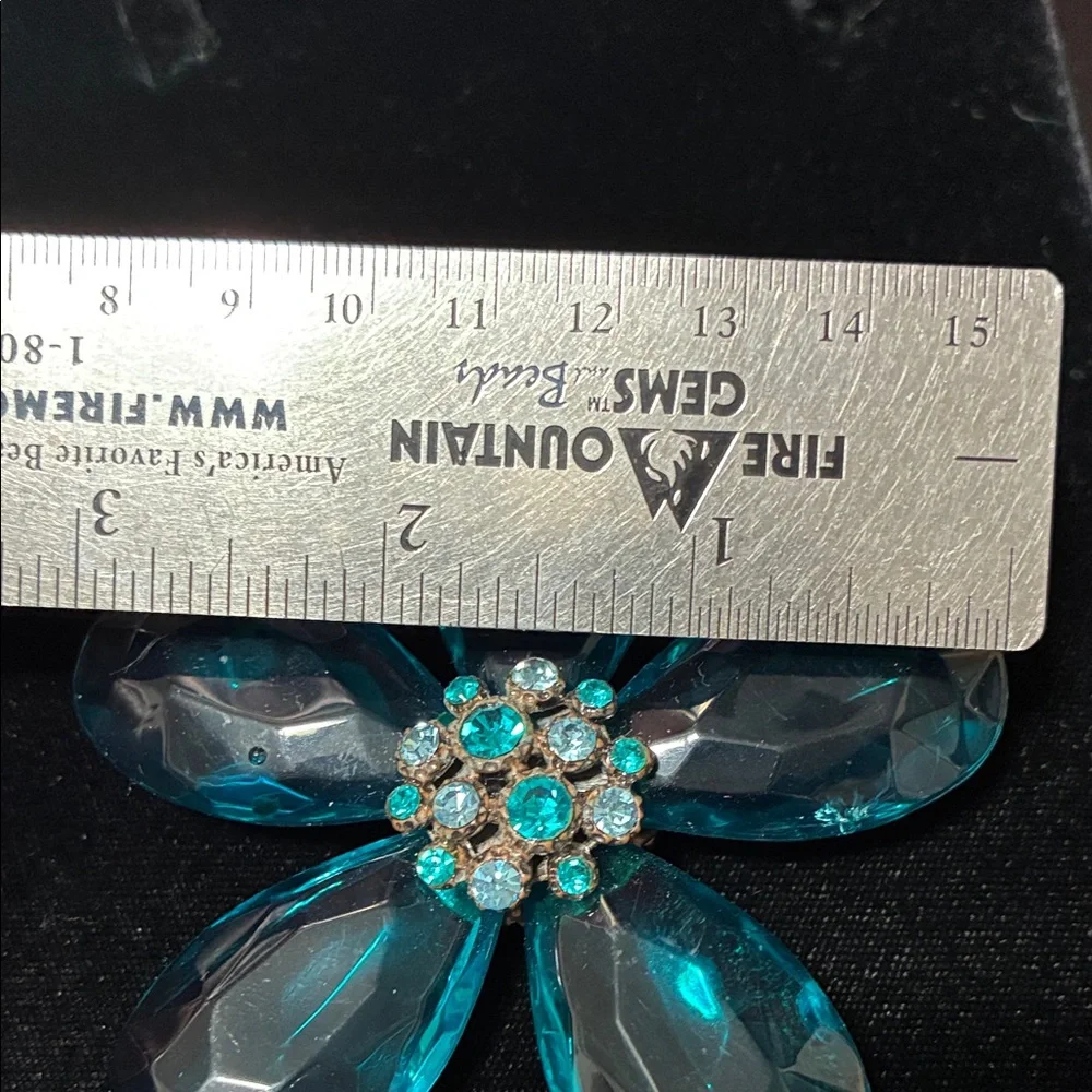 Elegant vintage Blue Floral crystal Brooch
